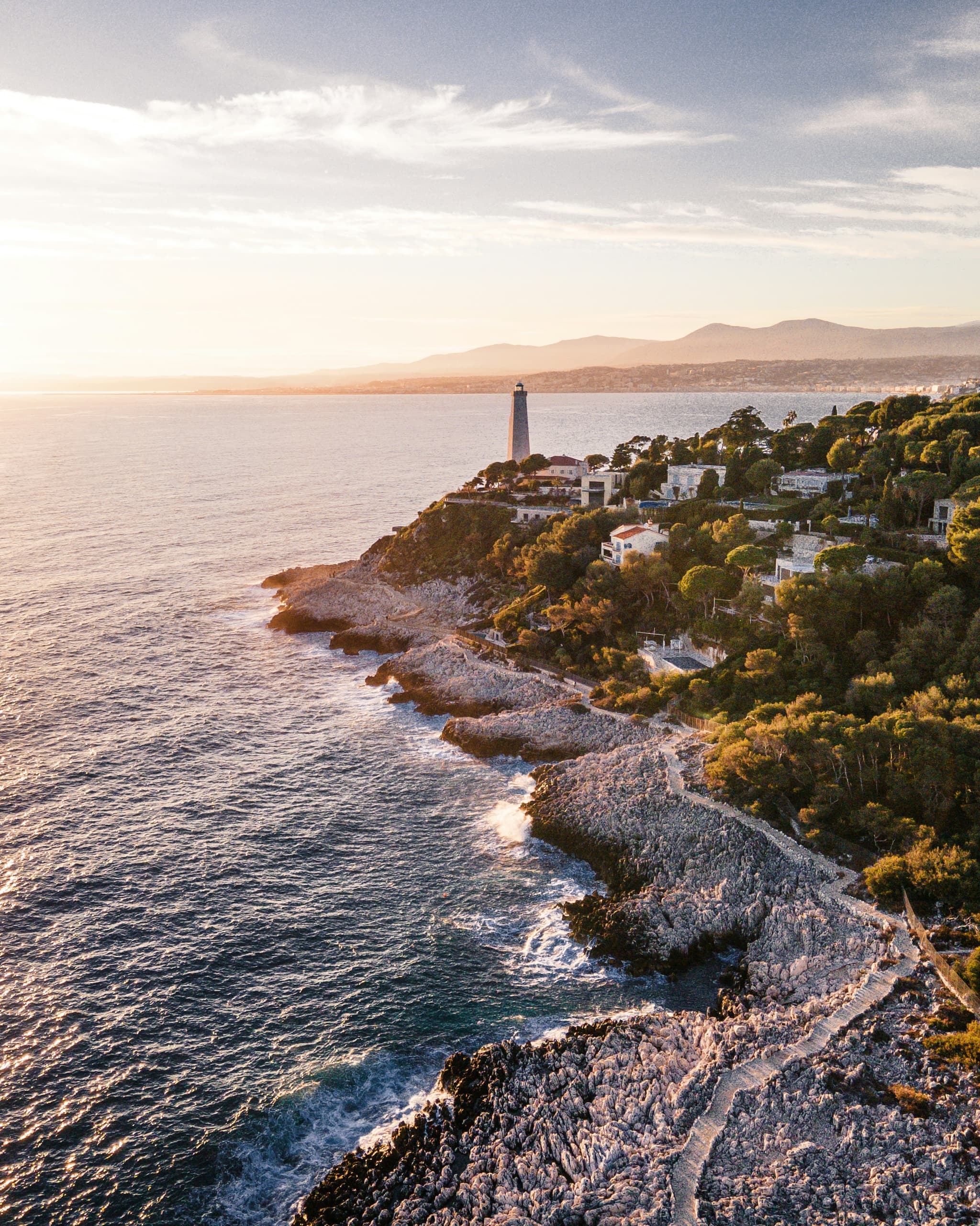 Le phare de Saint-Jean-Cap-Ferrat au soleil couchant